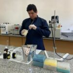 Pesquisador do projeto Acrodermo prepara uma formulação cosmética com derivados da casca da bocaiúva no laboratório.