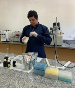 Pesquisador do projeto Acrodermo prepara uma formulação cosmética com derivados da casca da bocaiúva no laboratório.