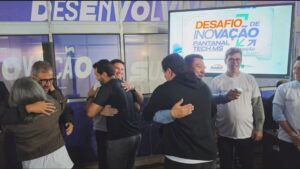 Participantes comemoram e se abraçam após a divulgação dos resultados do Desafio de Inovação Pantanal Tech MS 2026.