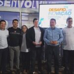 Integrantes e representantes do evento reunidos durante a premiação do projeto ACRODERMO.