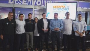Integrantes e representantes do evento reunidos durante a premiação do projeto ACRODERMO.