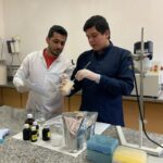 Pesquisadores do projeto Acrodermo trabalham no preparo da formulação cosmética em laboratório.