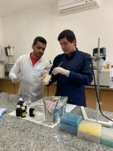 Pesquisadores do projeto Acrodermo trabalham no preparo da formulação cosmética em laboratório.