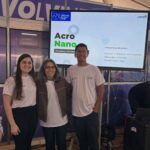 Integrantes do projeto AcroNano reunidos diante da apresentação da tecnologia.