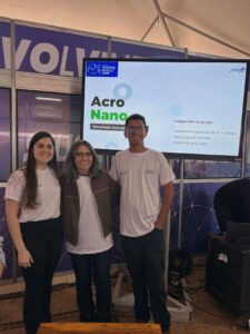 Integrantes do projeto AcroNano reunidos diante da apresentação da tecnologia.