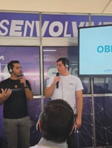 Integrantes do ACRODERMO conversam com a banca durante a apresentação do projeto.