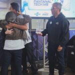 Integrantes celebram com um abraço o resultado conquistado pelo projeto AcroNano.
