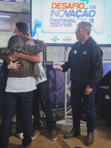 Integrantes celebram com um abraço o resultado conquistado pelo projeto AcroNano.
