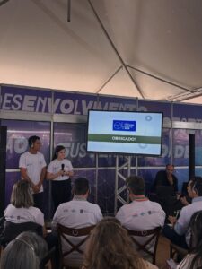 Integrantes do projeto AcroNano concluem a apresentação diante da banca avaliadora.