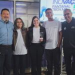 Integrantes do projeto AcroNano e representantes do evento posam com o prêmio conquistado.