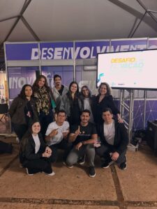 Equipe do LPPFB reunida com os prêmios conquistados pelos projetos ACRODERMO e AcroNano.