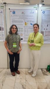 Lígia Macedo e Ana Cristina Jacobowski diante do pôster sobre atividade antimicrobiana de um peptídeo bioinspirado, no SLACAN 2025.