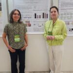 Lígia Macedo e Ana Cristina Jacobowski diante do pôster sobre bioplásticos produzidos com polissacarídeos de bocaiuva, no SLACAN 2025.