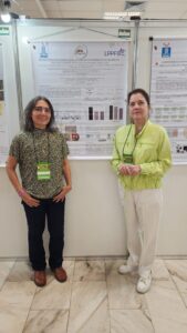Lígia Macedo e Ana Cristina Jacobowski diante do pôster sobre bioplásticos produzidos com polissacarídeos de bocaiuva, no SLACAN 2025.