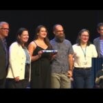 Ana Paula Ramos Pereira recebe o diploma durante a cerimônia de colação de grau de seu doutorado na UFMS.