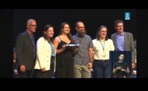 Ana Paula Ramos Pereira recebe o diploma durante a cerimônia de colação de grau de seu doutorado na UFMS.