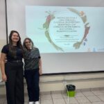 Ana Paula Ramos Pereira ao lado de sua orientadora, Profa. Dra. Maria Lígia Rodrigues Macedo, após a defesa da tese.
