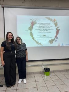Ana Paula Ramos Pereira ao lado de sua orientadora, Profa. Dra. Maria Lígia Rodrigues Macedo, após a defesa da tese.