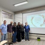 Ana Paula Ramos Pereira ao lado dos integrantes da banca examinadora após a defesa de sua tese de doutorado.