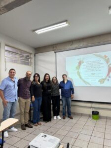 Ana Paula Ramos Pereira ao lado dos integrantes da banca examinadora após a defesa de sua tese de doutorado.