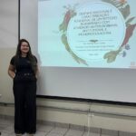 Ana Paula Ramos Pereira diante da apresentação de sua tese sobre um peptídeo bioinspirado com atividades antimicrobiana, antitumoral e imunomoduladora.