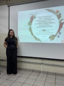 Ana Paula Ramos Pereira diante da apresentação de sua tese sobre um peptídeo bioinspirado com atividades antimicrobiana, antitumoral e imunomoduladora.