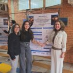 Ana Paula Ramos Pereira e pesquisadoras diante do pôster sobre o peptídeo bioinspirado KI17.
