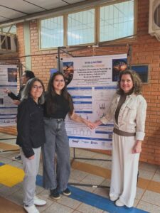 Ana Paula Ramos Pereira e pesquisadoras diante do pôster sobre o peptídeo bioinspirado KI17.