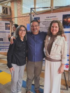 Prof. Dr. Adilson Beatriz acompanhado por pesquisadoras durante o Mini-Simpósio Pantanal-Cerrado.