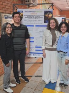 Pesquisadores diante do pôster sobre o desenvolvimento de creme cosmético enriquecido com compostos bioativos da bocaiuv