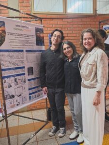 Pesquisadores diante do pôster sobre propriedades antibiofilme e antitumorais de um inibidor de tripsina de Erythrina.
