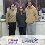 rês integrantes do LPPFB reunidos no laboratório para divulgar a seleção de um projeto como finalista do Desafio Pantanal Tech 2026.