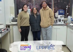 rês integrantes do LPPFB reunidos no laboratório para divulgar a seleção de um projeto como finalista do Desafio Pantanal Tech 2026.