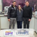 Três integrantes do LPPFB reunidos no laboratório para divulgar a seleção de outro projeto como finalista do Desafio Pantanal Tech 2026.