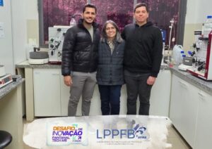 Três integrantes do LPPFB reunidos no laboratório para divulgar a seleção de outro projeto como finalista do Desafio Pantanal Tech 2026.