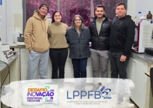 Cinco integrantes do LPPFB reunidos no laboratório após a seleção de dois projetos para a final do Desafio Pantanal Tech 2026.