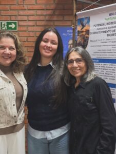 Larissa Lorrayne Alves da Silva e pesquisadoras diante do pôster sobre bioplásticos produzidos com bocaiuva.