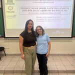 Larissa Lorrayne Alves da Silva ao lado de sua orientadora, Profa. Dra. Maria Lígia Rodrigues Macedo, após a defesa de dissertação.