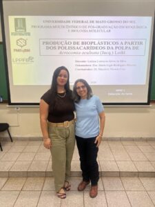 Larissa Lorrayne Alves da Silva ao lado de sua orientadora, Profa. Dra. Maria Lígia Rodrigues Macedo, após a defesa de dissertação.