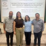 Larissa Lorrayne Alves da Silva ao lado dos professores que participaram de sua defesa de dissertação sobre produção de bioplásticos a partir da bocaiuva.