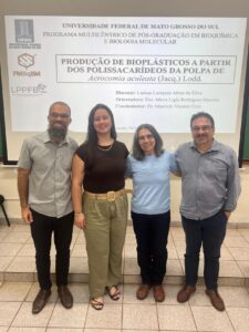 Larissa Lorrayne Alves da Silva ao lado dos professores que participaram de sua defesa de dissertação sobre produção de bioplásticos a partir da bocaiuva.