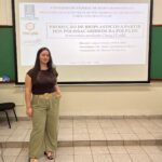 Larissa Lorrayne Alves da Silva diante da apresentação de sua dissertação sobre produção de bioplásticos a partir dos polissacarídeos da polpa de bocaiuva.