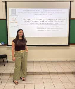 Larissa Lorrayne Alves da Silva diante da apresentação de sua dissertação sobre produção de bioplásticos a partir dos polissacarídeos da polpa de bocaiuva.