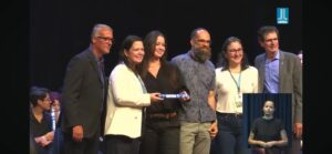 Larissa Lorrayne Alves da Silva recebe o diploma durante a cerimônia de colação de grau de seu mestrado na UFMS.