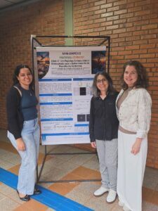 Vitória Silva e pesquisadoras diante do pôster sobre o peptídeo antimicrobiano GWA-17.