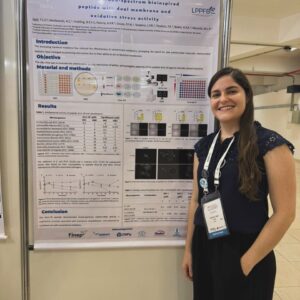 Yasmin Said diante do pôster sobre um peptídeo bioinspirado de amplo espectro com ação sobre a membrana bacteriana.